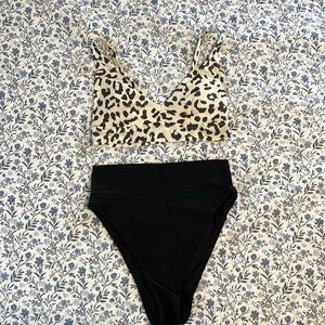 Pre owned AERIE swimsuit. Top size Small, bottom size Medium